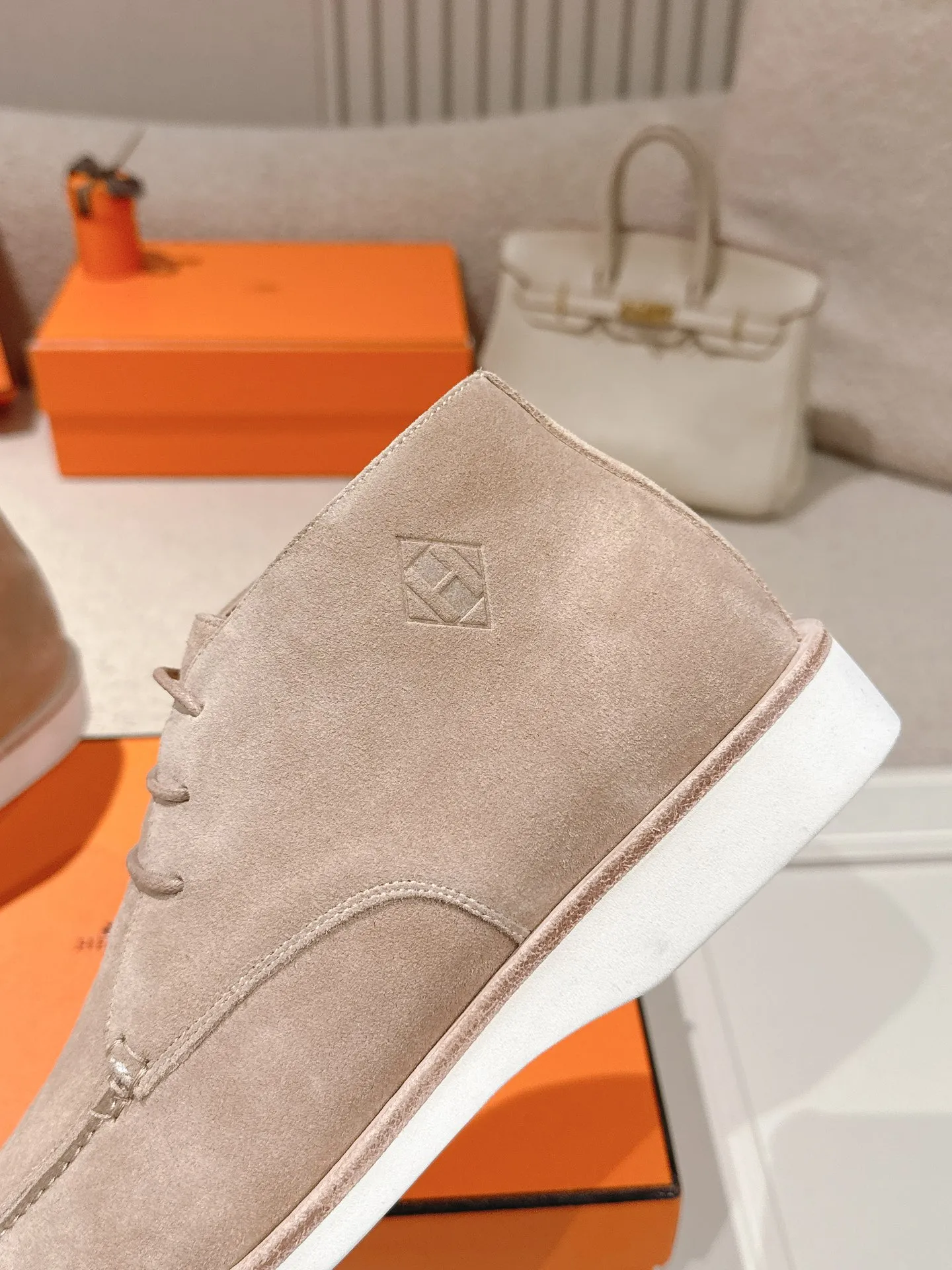 Men's Men's Shoes 660💰 Hermes men's size #26ss calfskin derby shoes, decorated with signature "H Diamant" details for a stylish and casual style. Fabric: Cow suede Lining: Mixed sheep lining Outsole: Genuine leather welt + original TPU Bottom thickness: 3CM Code number: 39-45 (customized at 46.47)